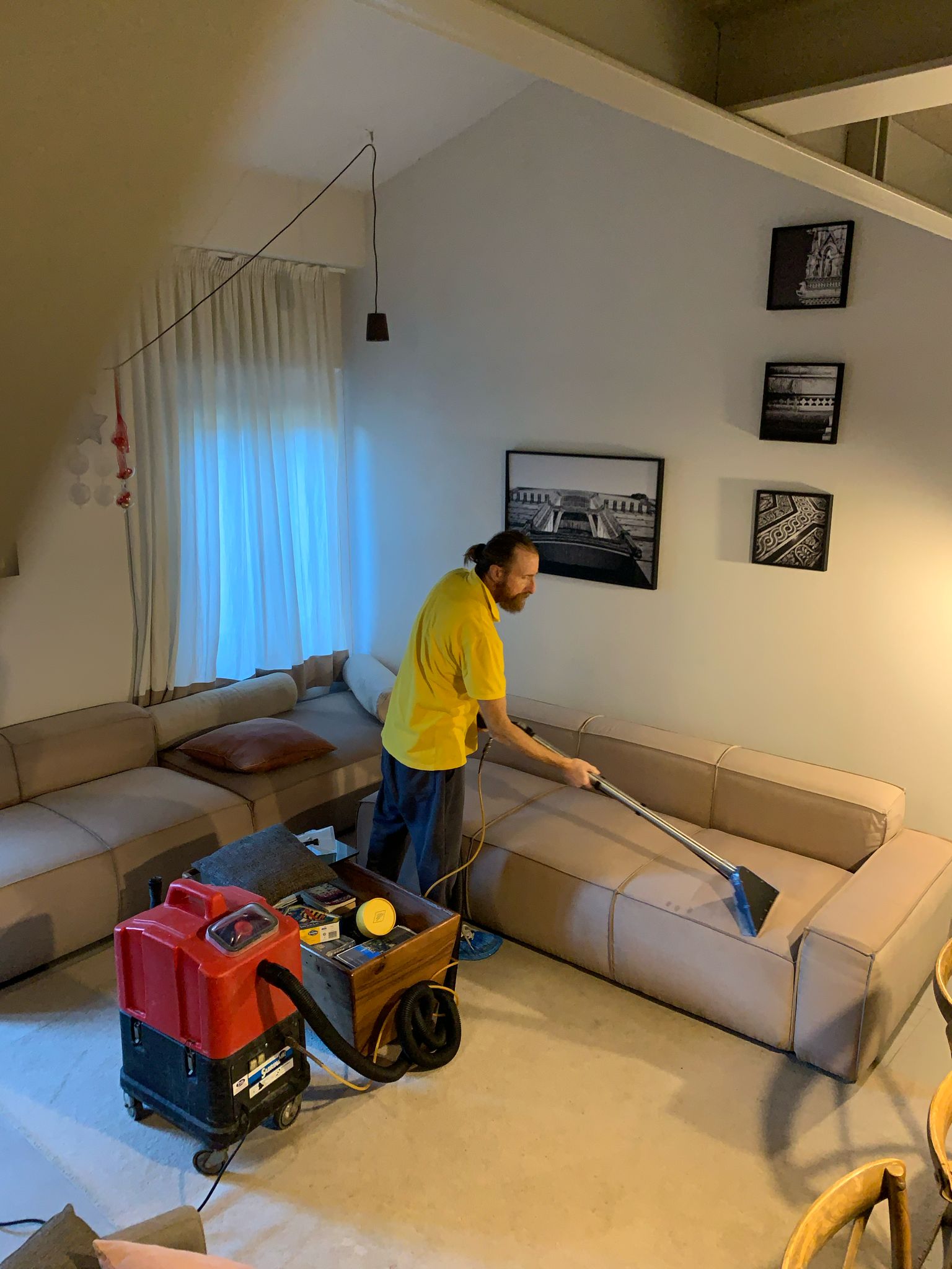 Roberto pulisce il divano
